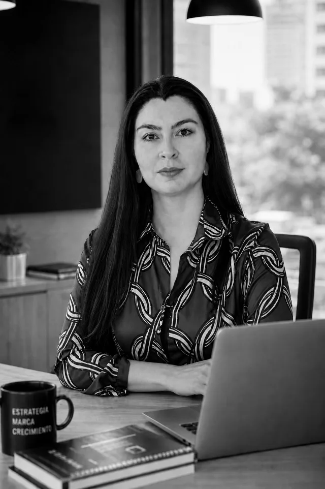 Diana Lamus Báez, consultora y estratega de marketing digital, trabajando en su oficina