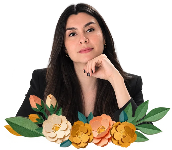 Diana Lamus Báez, consultora de marketing y estrategia comercial, entre flores de papel